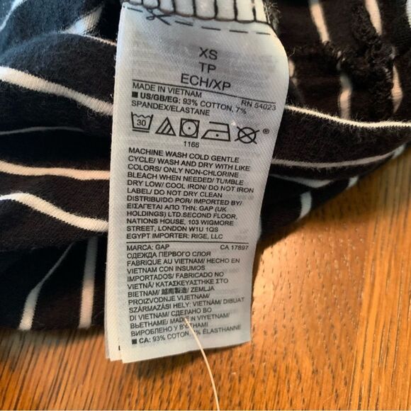 GAP MATERNITY PURE BODY T-SHIRT WOMEN XS BLACK WHITE STRIPES V-NECK SIDE RUCHING - Picture 7 of 9